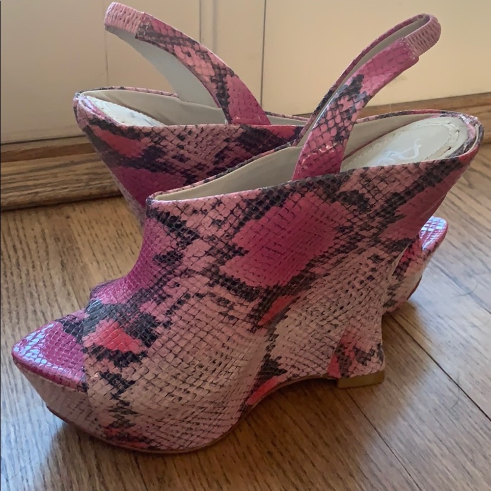 Alice and Olivia Pink “Snakeskin” size 38 wedge